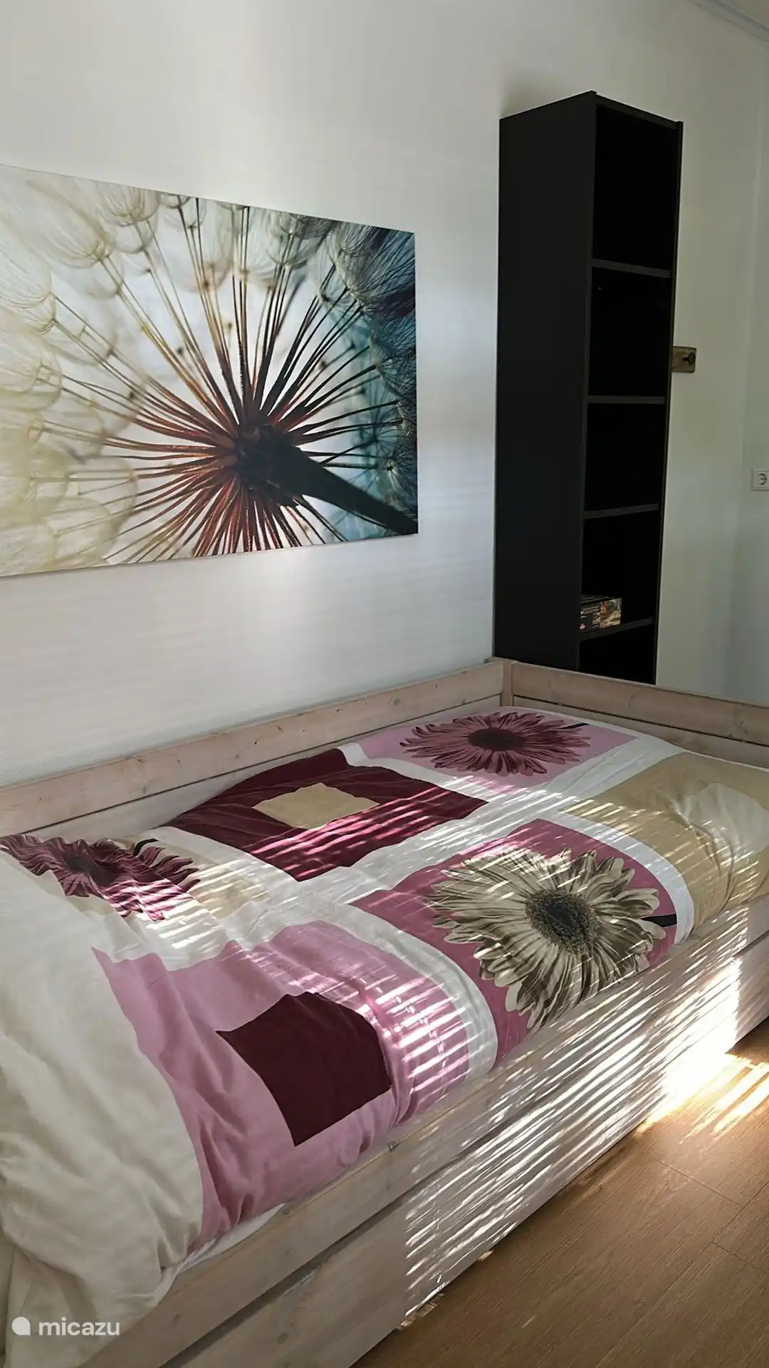 Das kleine Schlafzimmer verfügt über ein Einzelbett mit einer Schublade mit einer Matratze darunter.  Gemütlich