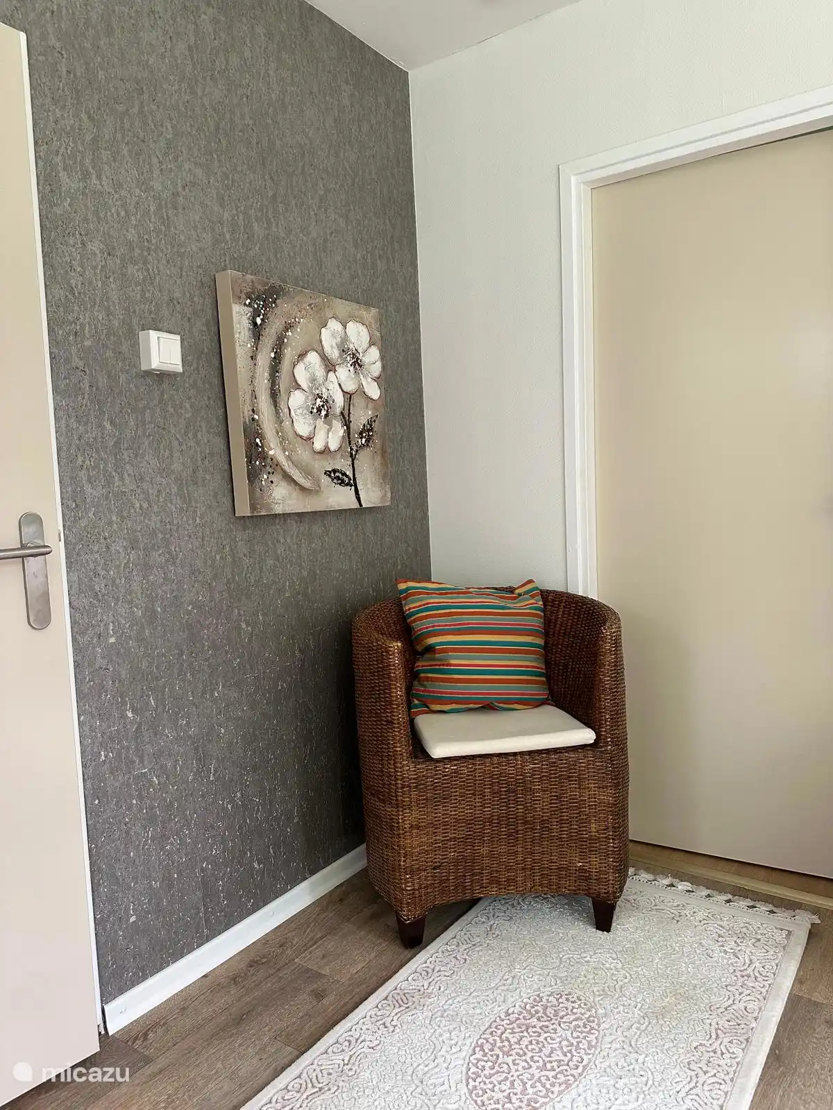 Schön in einer Ecke mit einem Buch