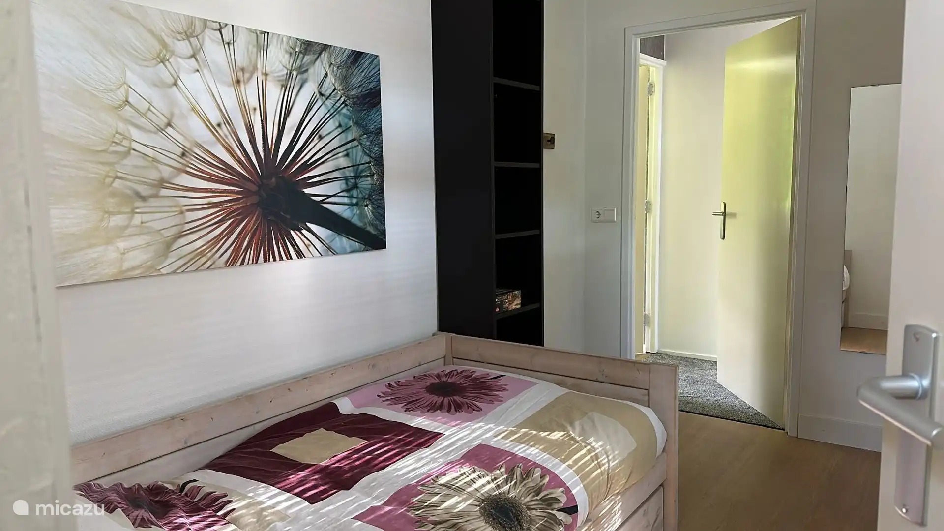 Das kleine Schlafzimmer verfügt über ein Einzelbett mit einem weiteren Einzelbett darunter. 