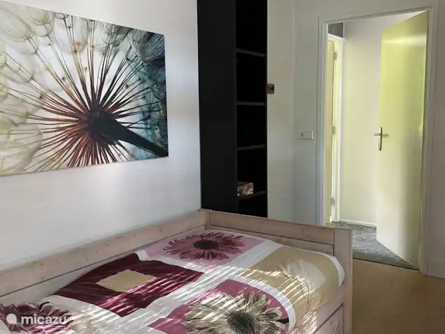 Huuske Woeste Wolden | Pays-Bas, Drenthe, Zuidwolde - maison de vacances La petite chambre dispose d’un lit simple avec un autre lit simple en dessous.