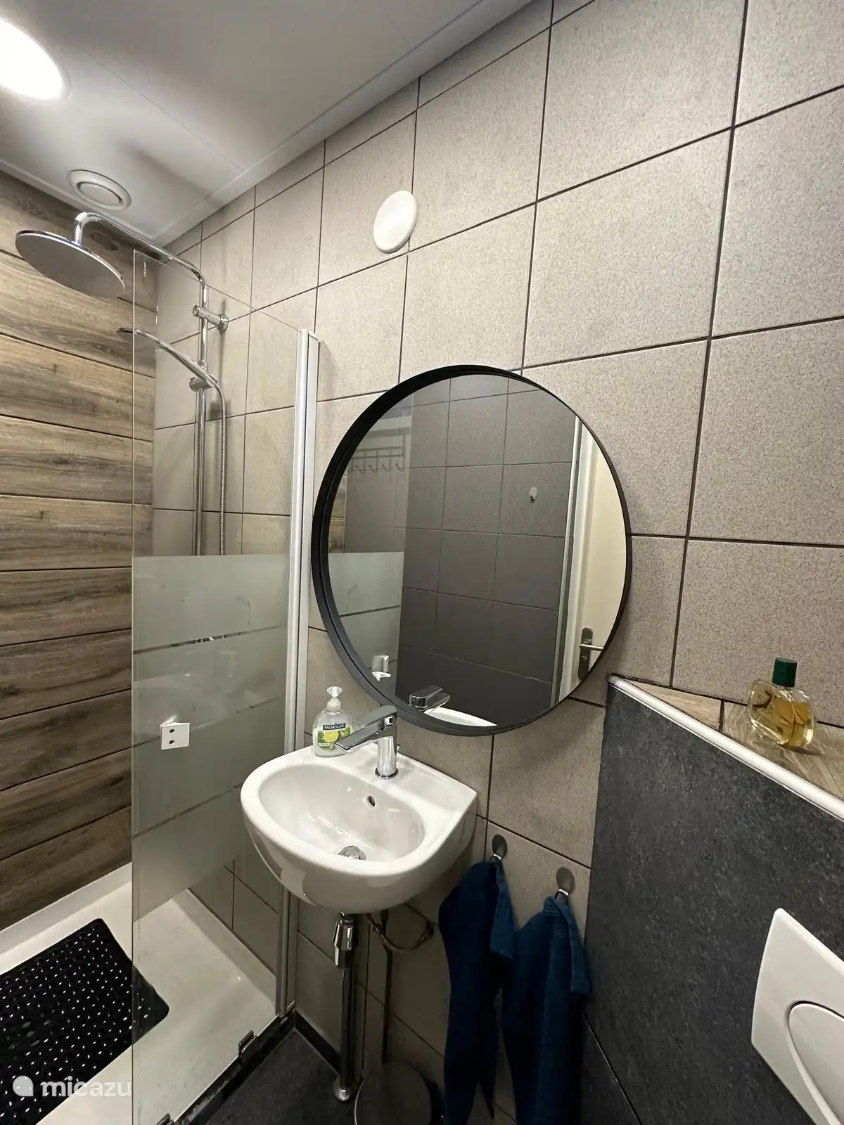 Das Badezimmer wurde im Jahr 2023 renoviert