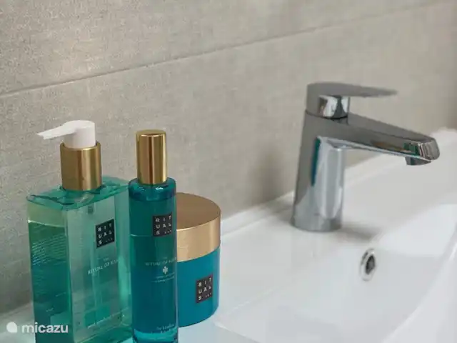 Villa Surte en España, Costa Blanca, Pilar de la Horadada - bungaló Nuestros baños están equipados con inodoro, tocador con lavabo y ducha a ras de suelo.