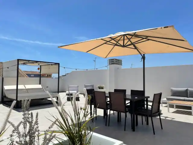 Villa Surte en España, Costa Blanca, Pilar de la Horadada - bungaló Nuestra terraza en la azotea donde el sol brilla todo el día y tienes las puestas de sol más hermosas por la noche. Incluso se puede ver el mar a lo lejos. Una agradable cama de salón, un gran sofá de salón, mesa de comedor y una barbacoa de gas.