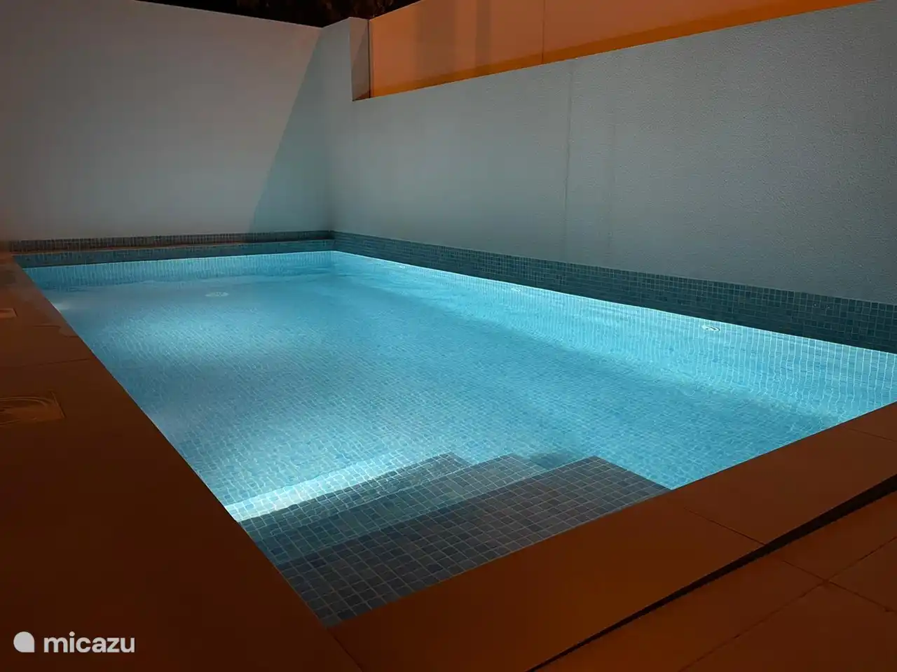 Piscine éclairée et chauffée.