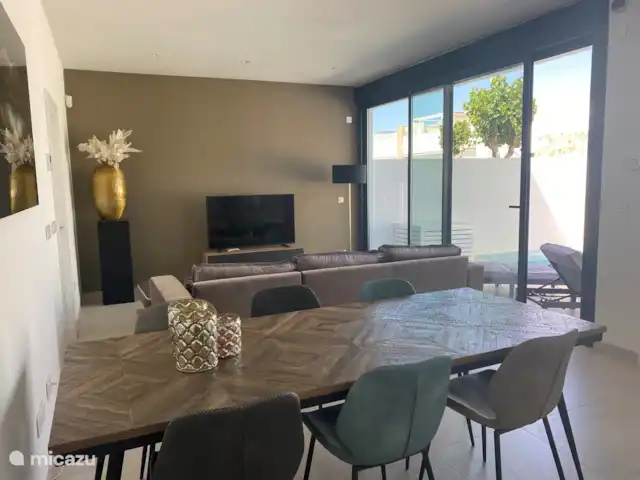 Villa Surte en España, Costa Blanca, Pilar de la Horadada - bungaló Nuestro atractivo salón que te brinda todas las comodidades. Un bonito sofá lounge y una pantalla plana con Netflix y televisión local.
