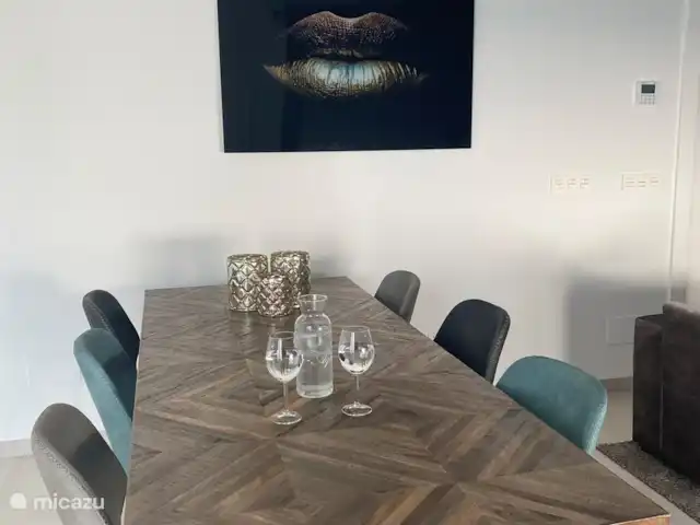Villa Surte en España, Costa Blanca, Pilar de la Horadada - bungaló Amplia mesa de comedor con 6 sillas de comedor. También tenemos 2 tronas en el almacenamiento.