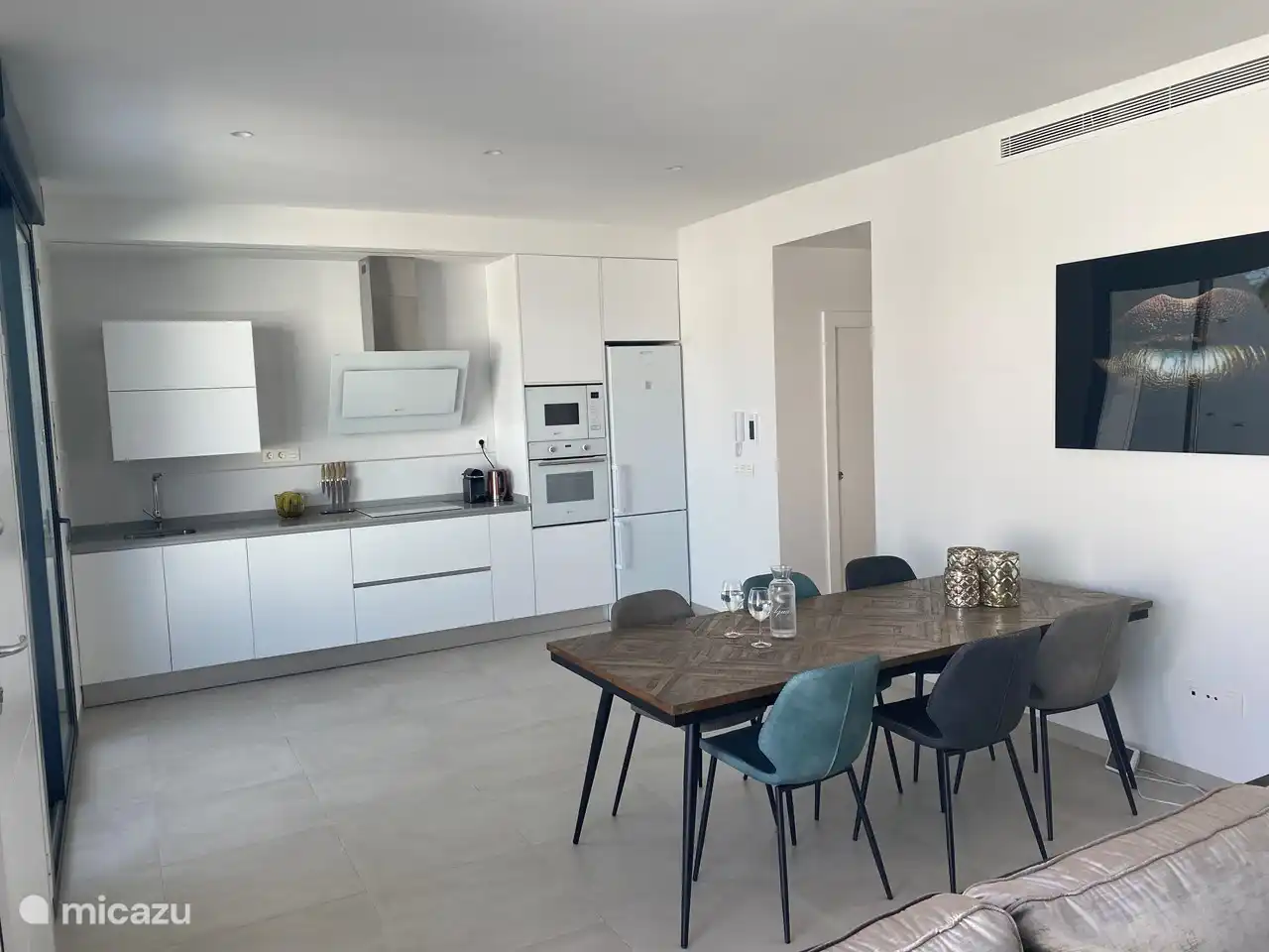 Dans notre cuisine, vous trouverez tout ce dont vous avez besoin pour un délicieux petit-déjeuner, déjeuner ou dîner. Plaque de cuisson à induction, combiné réfrigérateur et congélateur, lave-vaisselle, four et micro-ondes.