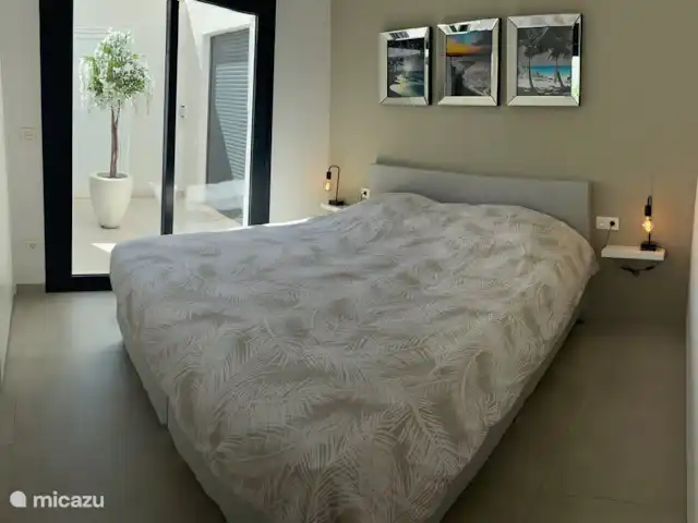 Villa Surte en España, Costa Blanca, Pilar de la Horadada - bungaló Dormitorio número uno con amplio espacio de guardarropas y vista al patio.