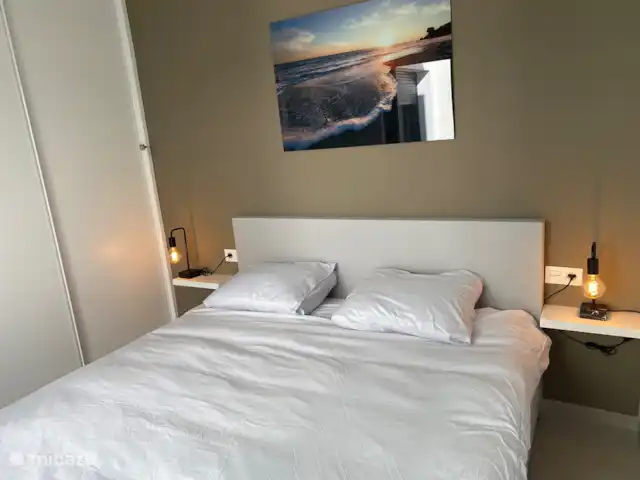 Villa Surte en España, Costa Blanca, Pilar de la Horadada - bungaló Dormitorio número dos con suficiente espacio en el armario y vista al patio.