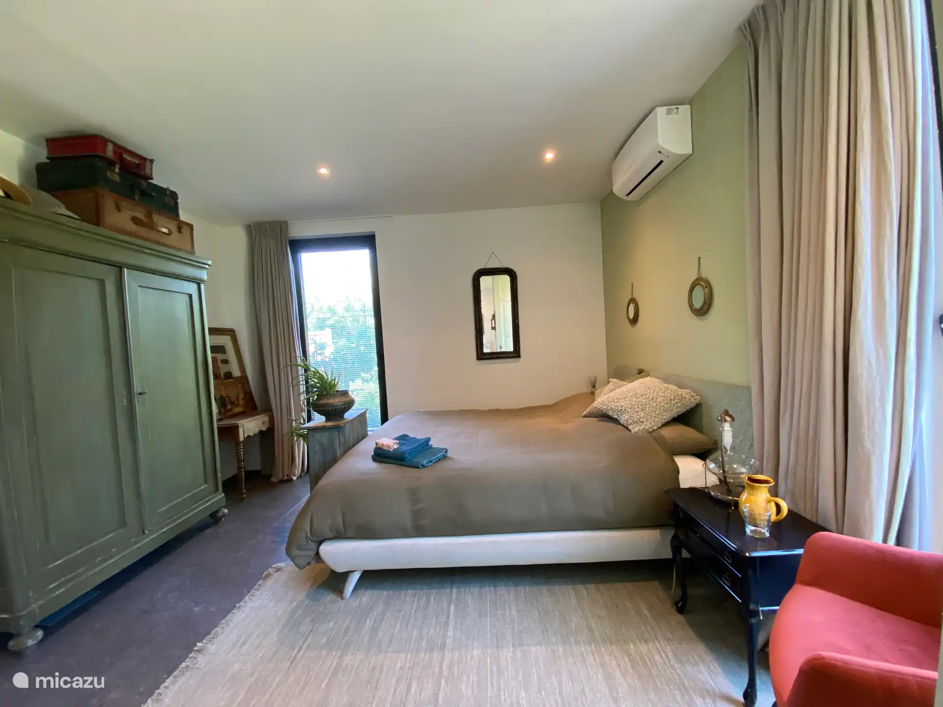 Fijne slaapkamer met heerlijk bed en airco als het nodig is