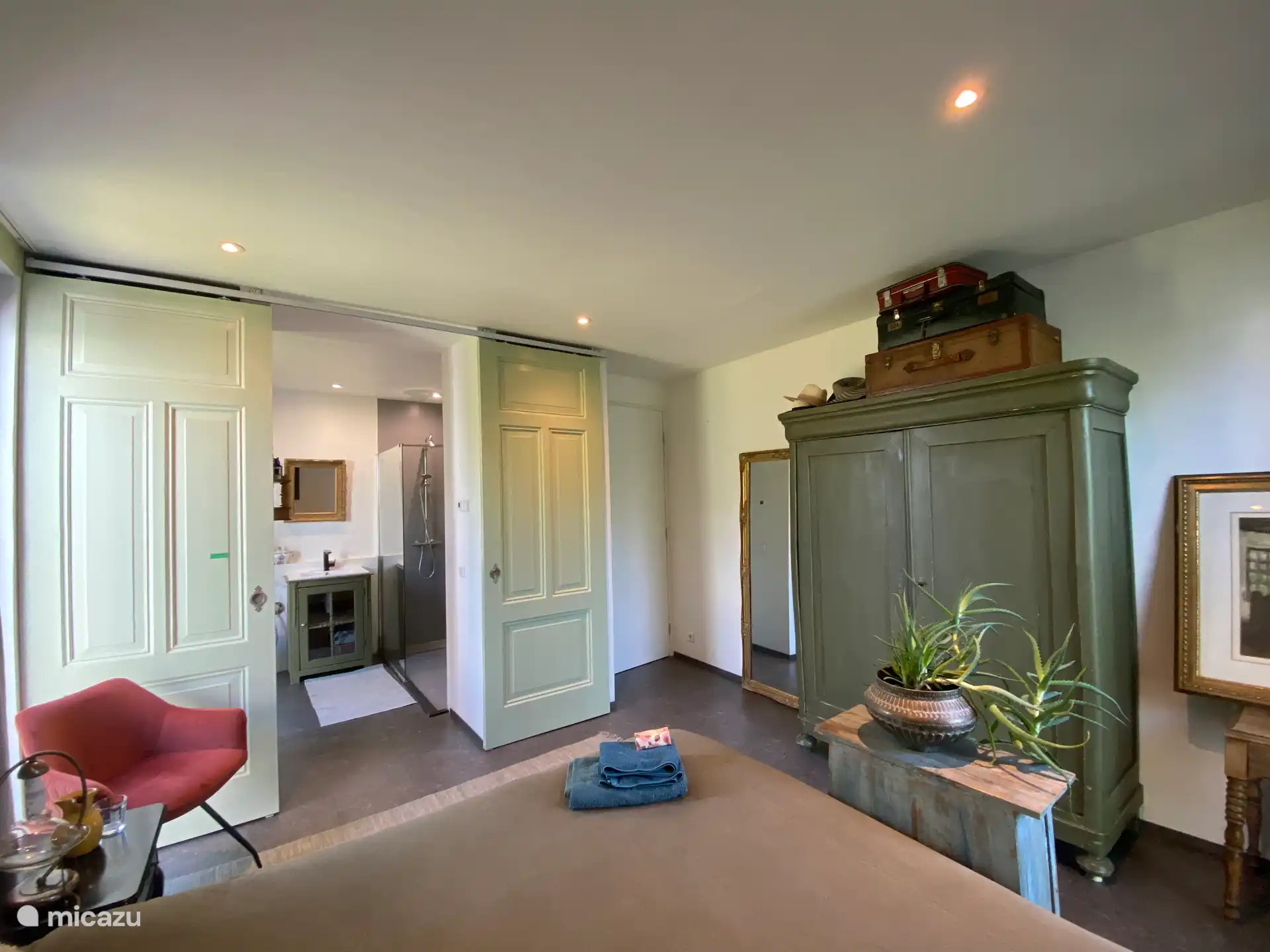 En-suite badkamer met regendouche