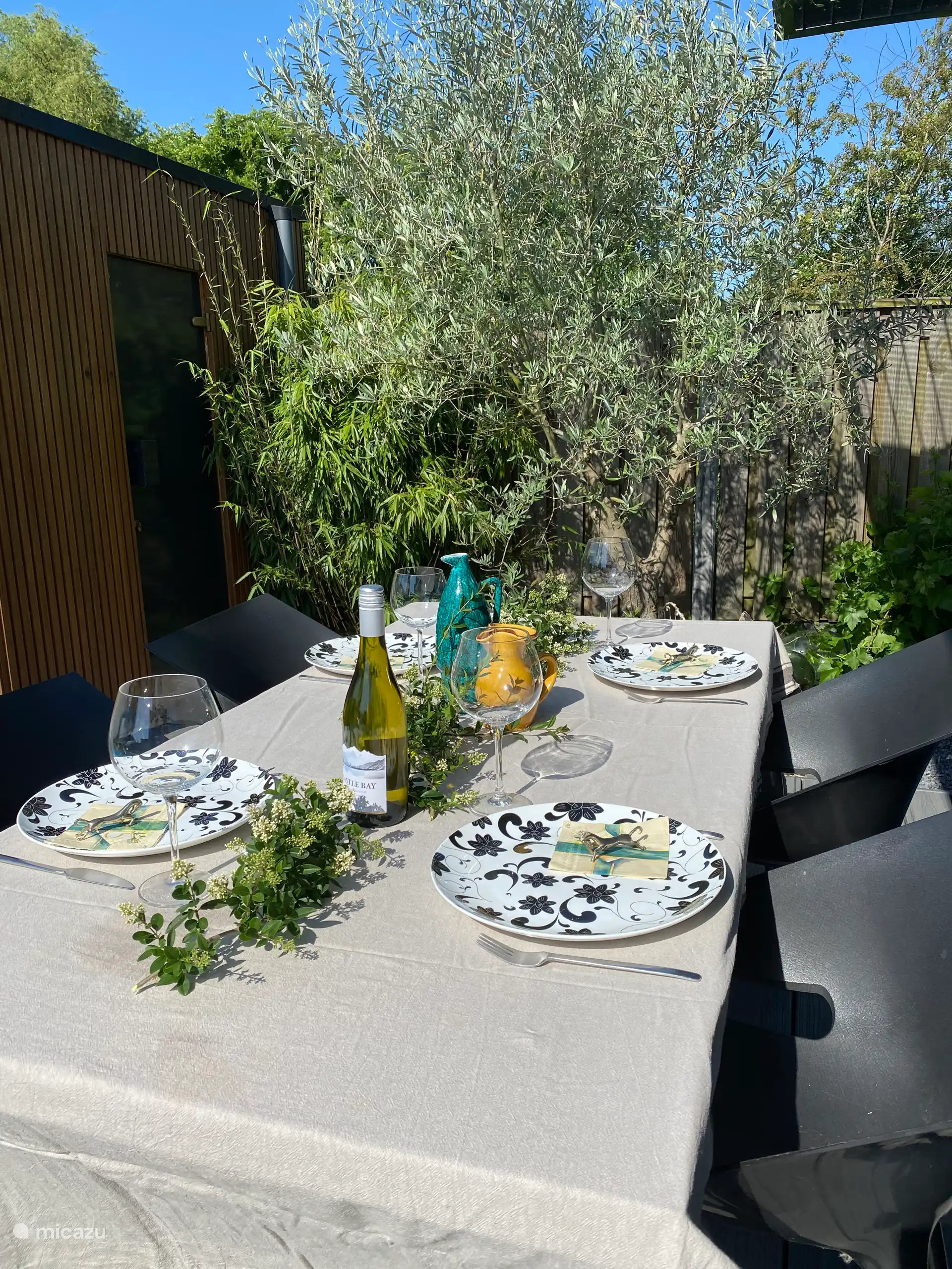 Mooi gedekte tafel voor heerlijk buiten eten