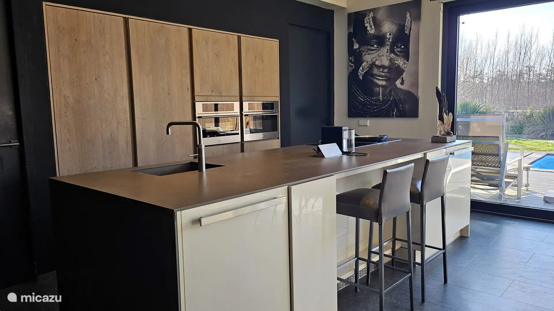 Von der Küche aus können Sie direkt auf den Pool blicken