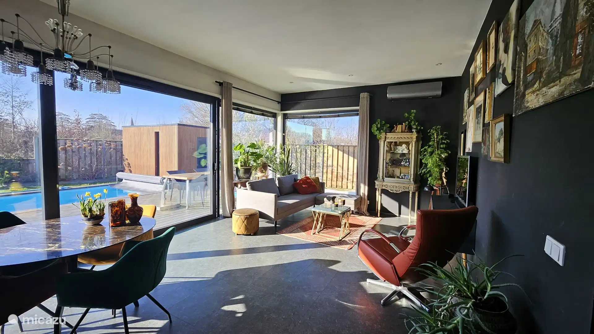 Wohnzimmer mit Terrasse und Blick auf den Tiny Forest