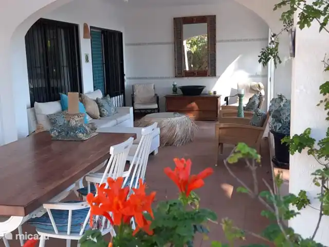Villa Bertil en España, Costa Blanca, Benissa - villa En la terraza podrá relajarse en el sofá lounge Ibiza y en los cómodos sillones.