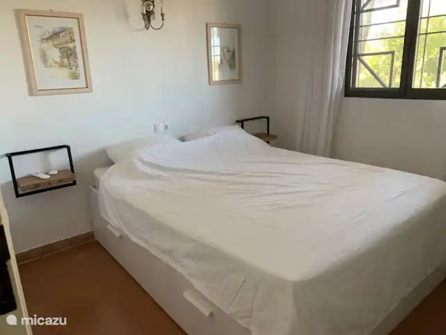 Villa Bertil en España, Costa Blanca, Benissa - villa Habitación 2 con cama de matrimonio, posibilidad de almacenaje debajo de las camas y sistema de colgado de ropa en la habitación.La habitación dispone de aire acondicionado.