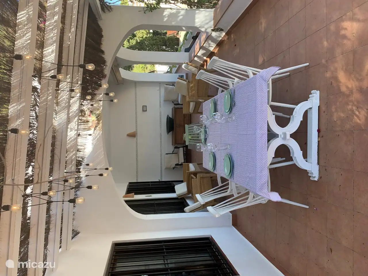 On the covered terrace (partly with reed) it is wonderful to relax at any time of the day with a view of the swimming pool. in the morning in the sun dining area until about 2 o'clock in the afternoon