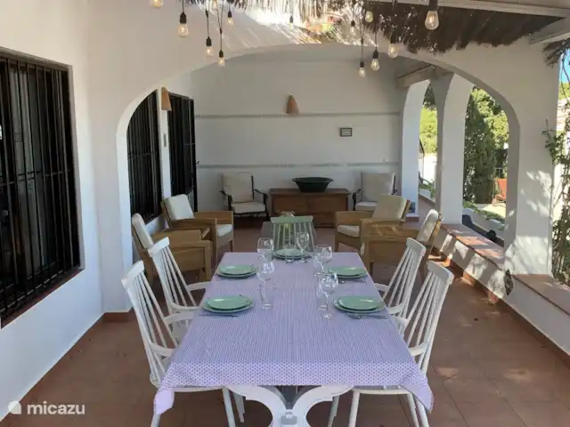Villa Bertil en España, Costa Blanca, Benissa - villa En la terraza cubierta (en parte con juncos) es maravilloso relajarse en cualquier momento del día con vistas a la piscina. solárium por la mañana hasta las 14:00