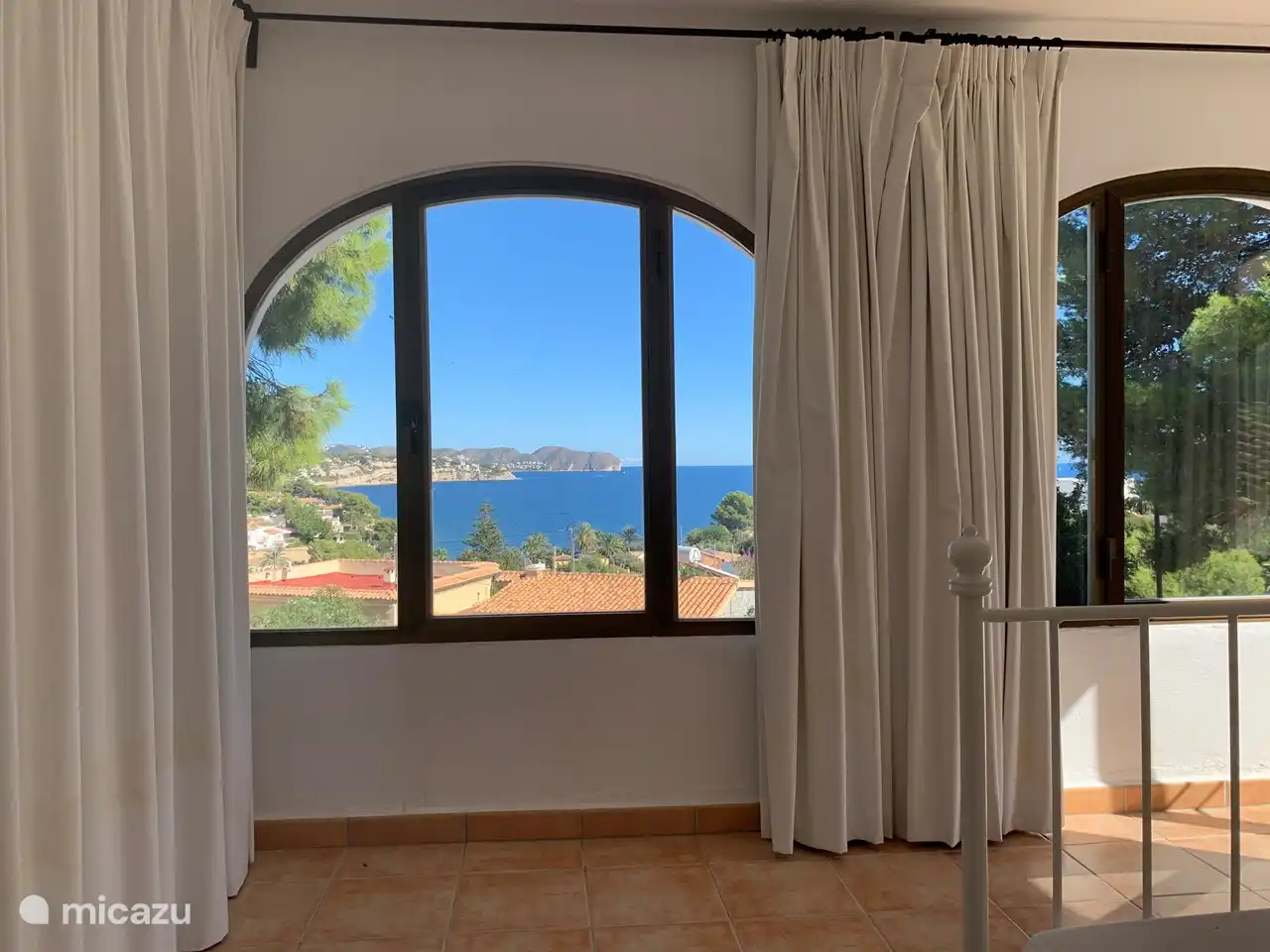 View from room 4. This can be reached via stairs outside. From the bedroom there is a beautiful view over the sea. This room is also equipped with air conditioning and a double bed. The room gives access to the roof terrace, of course also with stunning views.