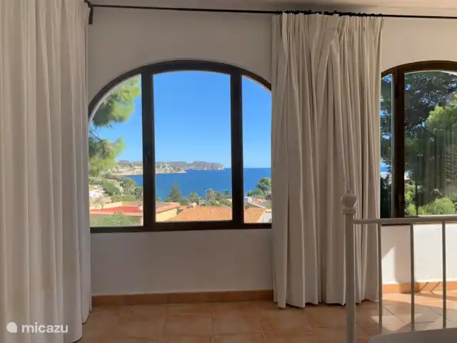 Villa Bertil en España, Costa Blanca, Benissa - villa Vista desde la habitación 4. Se puede llegar a ella por las escaleras exteriores. Desde el dormitorio hay una hermosa vista al mar. Esta habitación también está climatizada y tiene una cama doble. La habitación da acceso a la terraza de la azotea, por supuesto también con una hermosa vista.