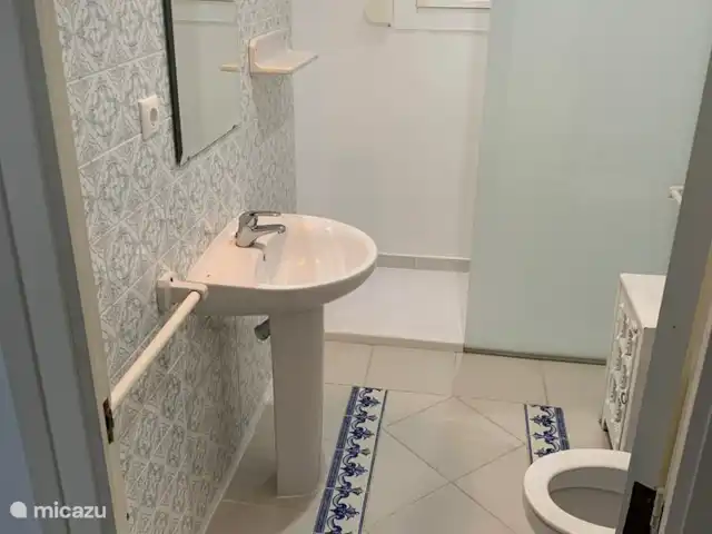 Villa Bertil en España, Costa Blanca, Benissa - villa Cuarto de baño 1 con plato de ducha, inodoro y lavabo