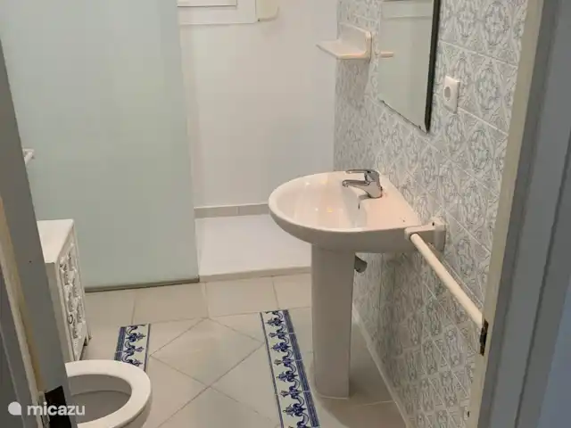 Villa Bertil en España, Costa Blanca, Benissa - villa Cuarto de baño 2 cerca de los maestros con plato de ducha, inodoro y lavabo.