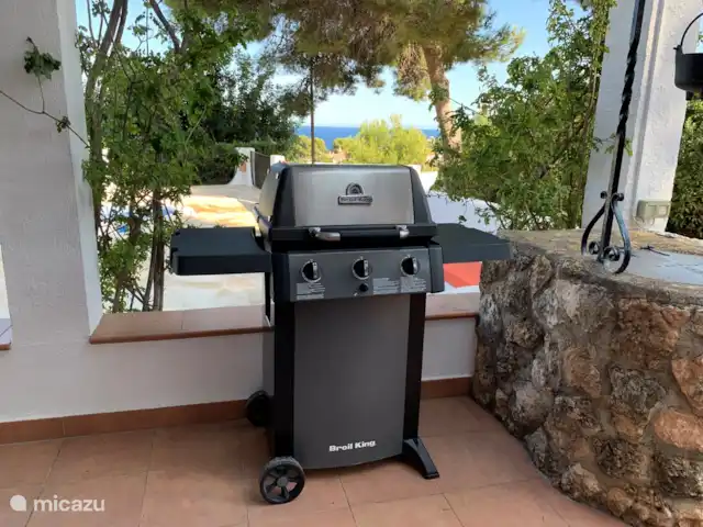 Villa Bertil en España, Costa Blanca, Benissa - villa barbacoa móvil colocada aquí al lado de la mesa de comedor en la terraza