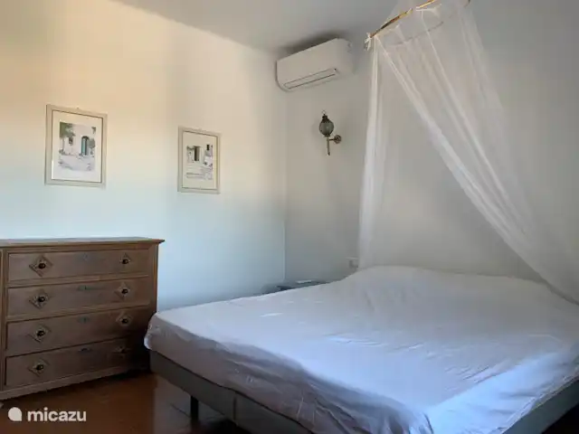 Villa Bertil en España, Costa Blanca, Benissa - villa principal con cama doble, 2 mesitas de noche, amplio placard y aire acondicionado. La vista desde la habitación está en la piscina.