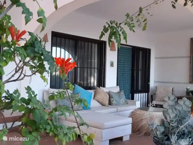 Villa Bertil en España, Costa Blanca, Benissa - villa En la terraza podrá relajarse en el sofá lounge Ibiza y en los cómodos sillones.