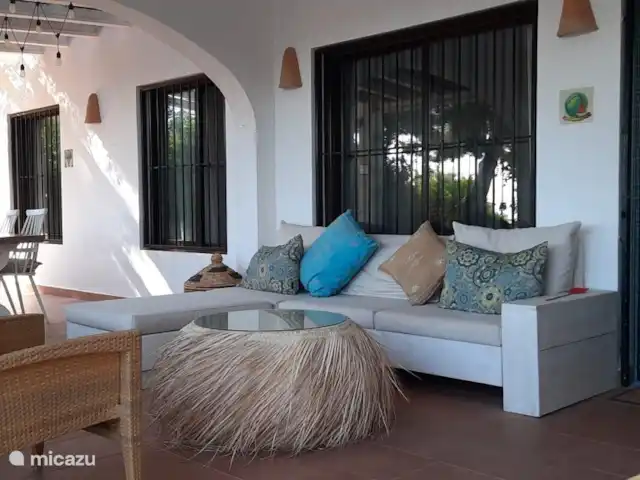 Villa Bertil en España, Costa Blanca, Benissa - villa En el cómodo y elegante sofá Ibiza tienes vistas a la terraza.