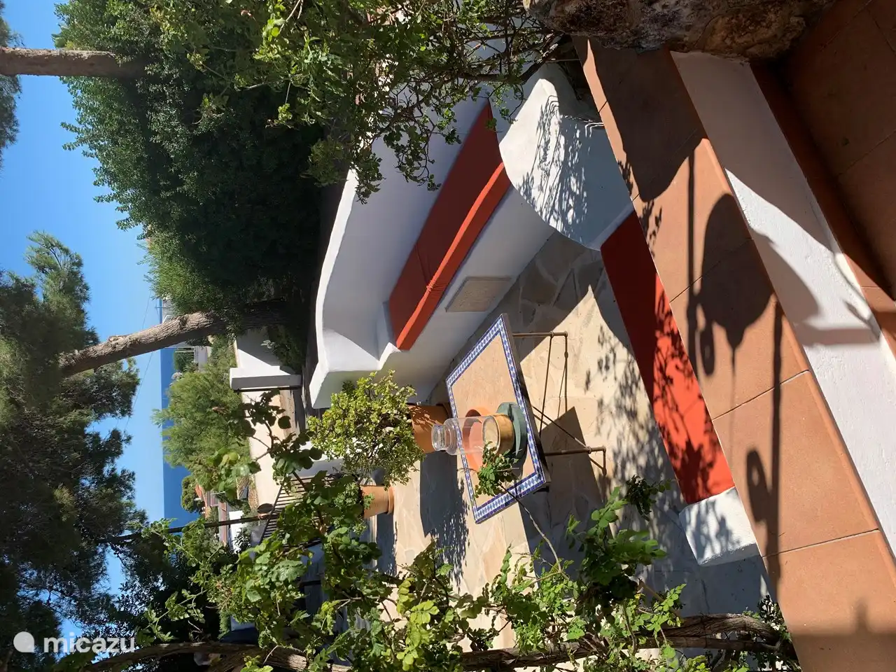 In the Ibiza corner it is wonderful to have a drink and you have an overview of the swimming pool. From three o'clock in the afternoon in the shade. There is a parasol for cooling.