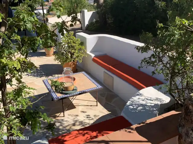 Villa Bertil en España, Costa Blanca, Benissa - villa En el rincón de Ibiza puedes disfrutar de una copa y tienes una vista general de la piscina. A partir de las tres de la tarde a la sombra. Una sombrilla está disponible para refrescarse.