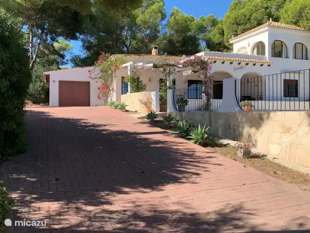 Villa Bertil en España, Costa Blanca, Benissa - villa Mucho espacio para aparcar y la parcela está vallada para mayor privacidad. la parcela es de 1350m2 y poco o ningún problema con los vecinos.Nuestra casa está ubicada en una calle sin salida.