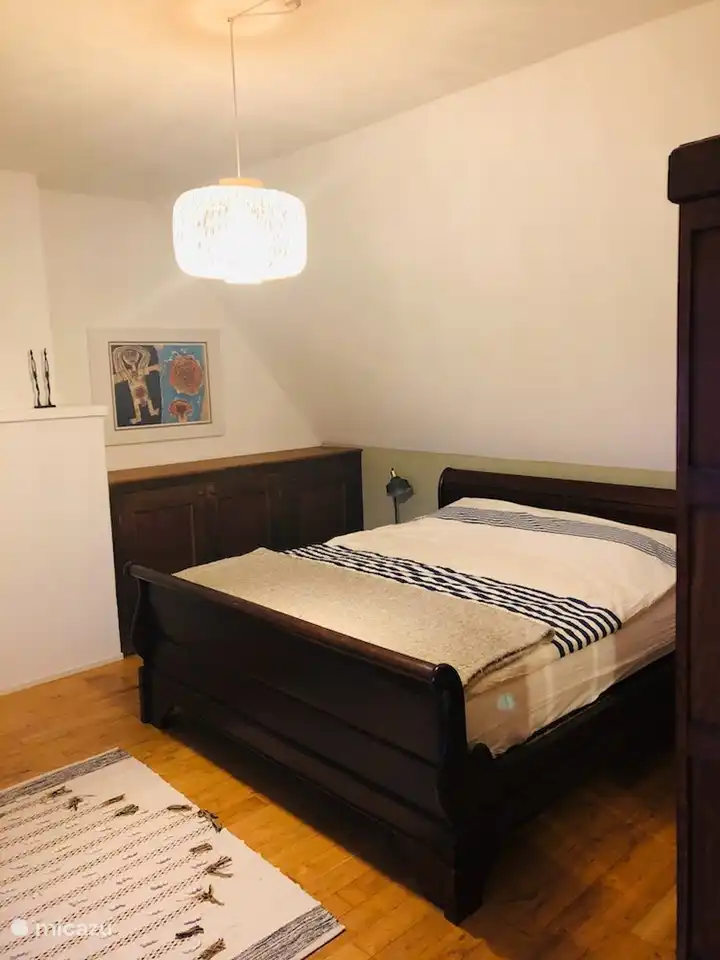 Schlafzimmer 1 mit extra großem Bett: 1,80 - 2,00 und großem Schrank