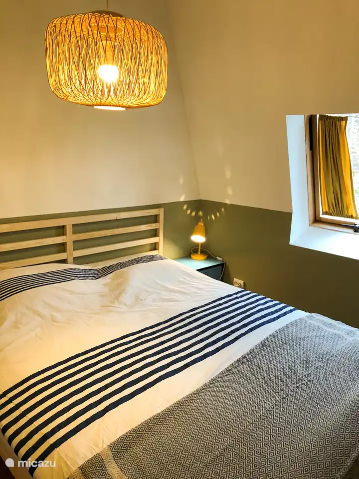 Schlafzimmer 2: schönes Bett von 1,60 - 2,00 und schöner Kleiderschrank