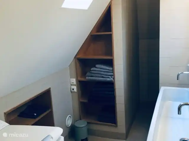 Casa Lavaud Jacquot en Francia, Dordoña, Payzac - casa vacacional Cuarto de baño con plato de ducha, lavabo grande y lavadora.