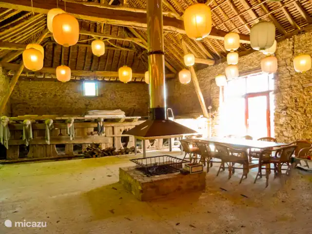Casa Lavaud Jacquot en Francia, Dordoña, Payzac - casa vacacional ¿Lluvia? ¡Enciende un fuego en el granero! O jugar un partido de tenis de mesa.