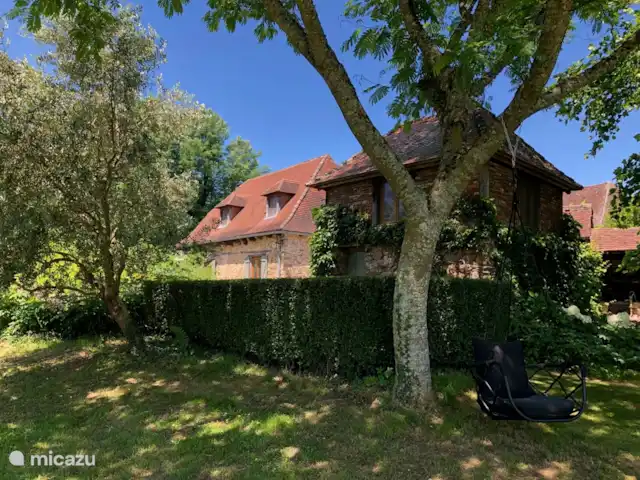 Casa Lavaud Jacquot en Francia, Dordoña, Payzac - casa vacacional Una vez una antigua casa de labranza. Ahora una casa de vacaciones restaurada. Con dormitorio adicional/ducha y aseo en el palomar reconvertido.
