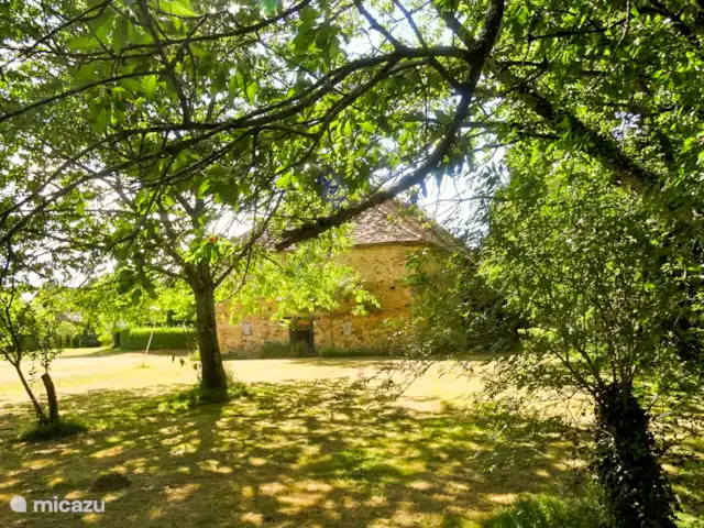 Casa Lavaud Jacquot en Francia, Dordoña, Payzac - casa vacacional El hermoso jardín con árboles frutales.