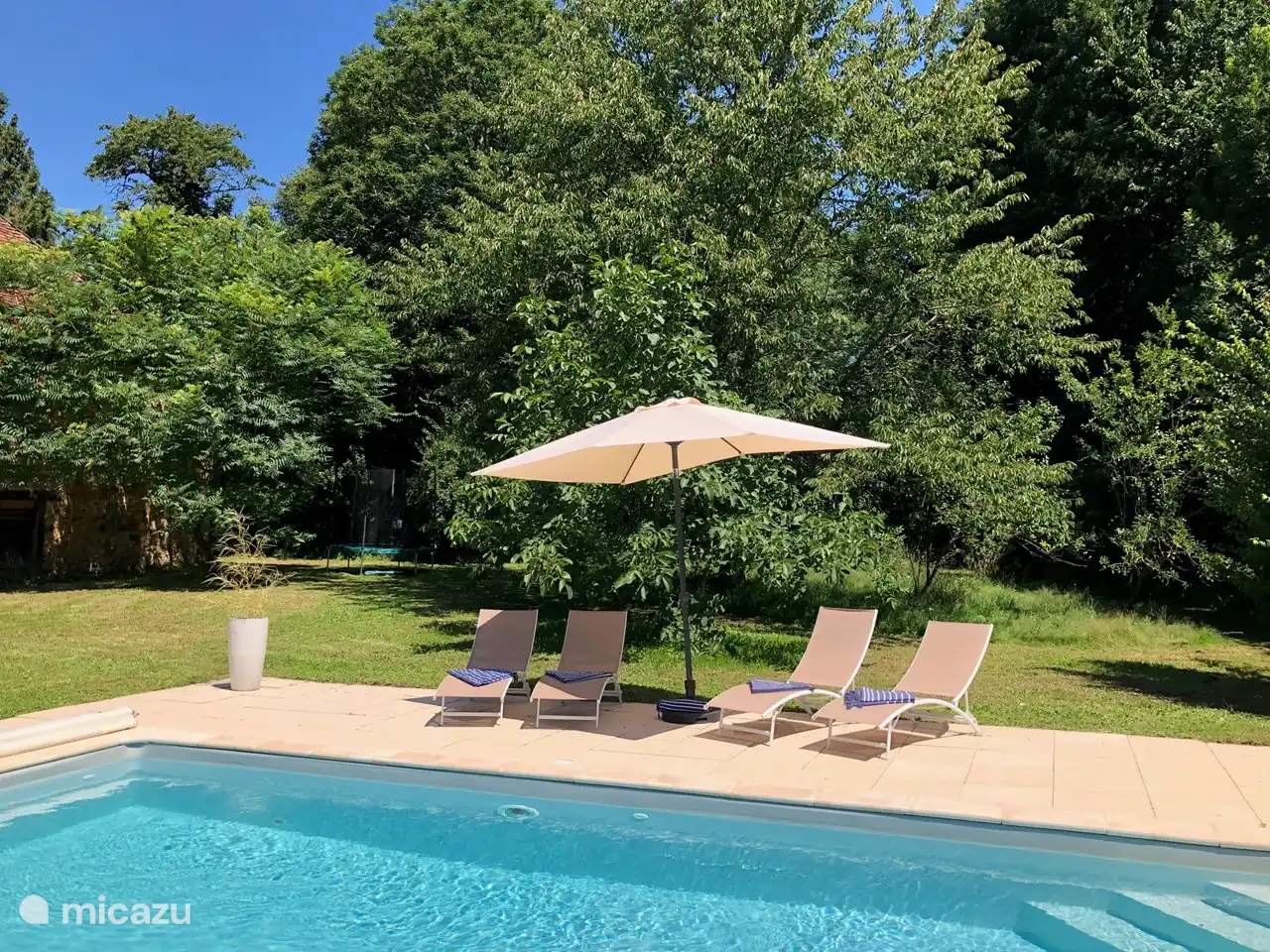 Schöne Liegestühle