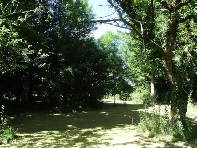 Casa Lavaud Jacquot en Francia, Dordoña, Payzac - casa vacacional Mucho espacio para jugar en el jardín o pasear entre los árboles frutales