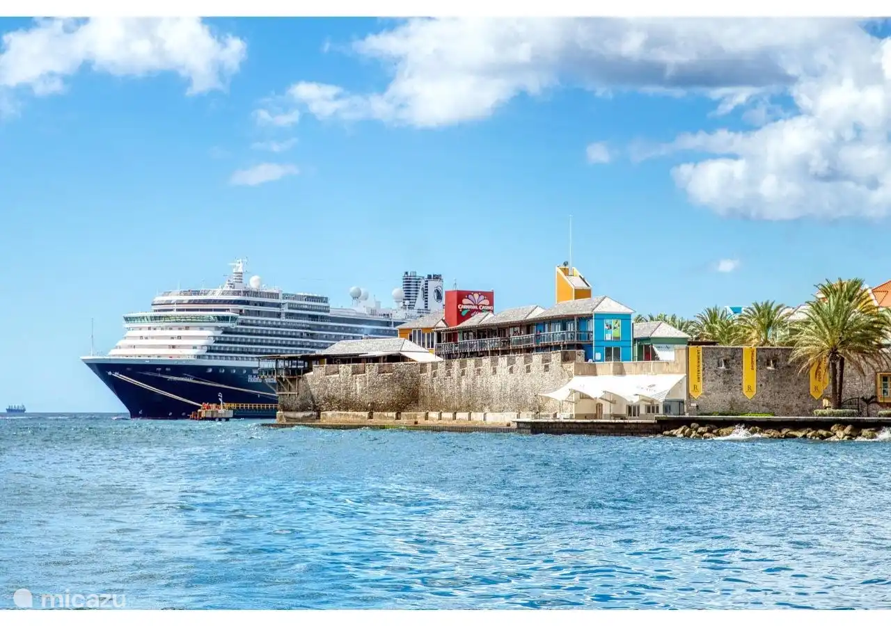 Bateau de croisière à Otrabanda