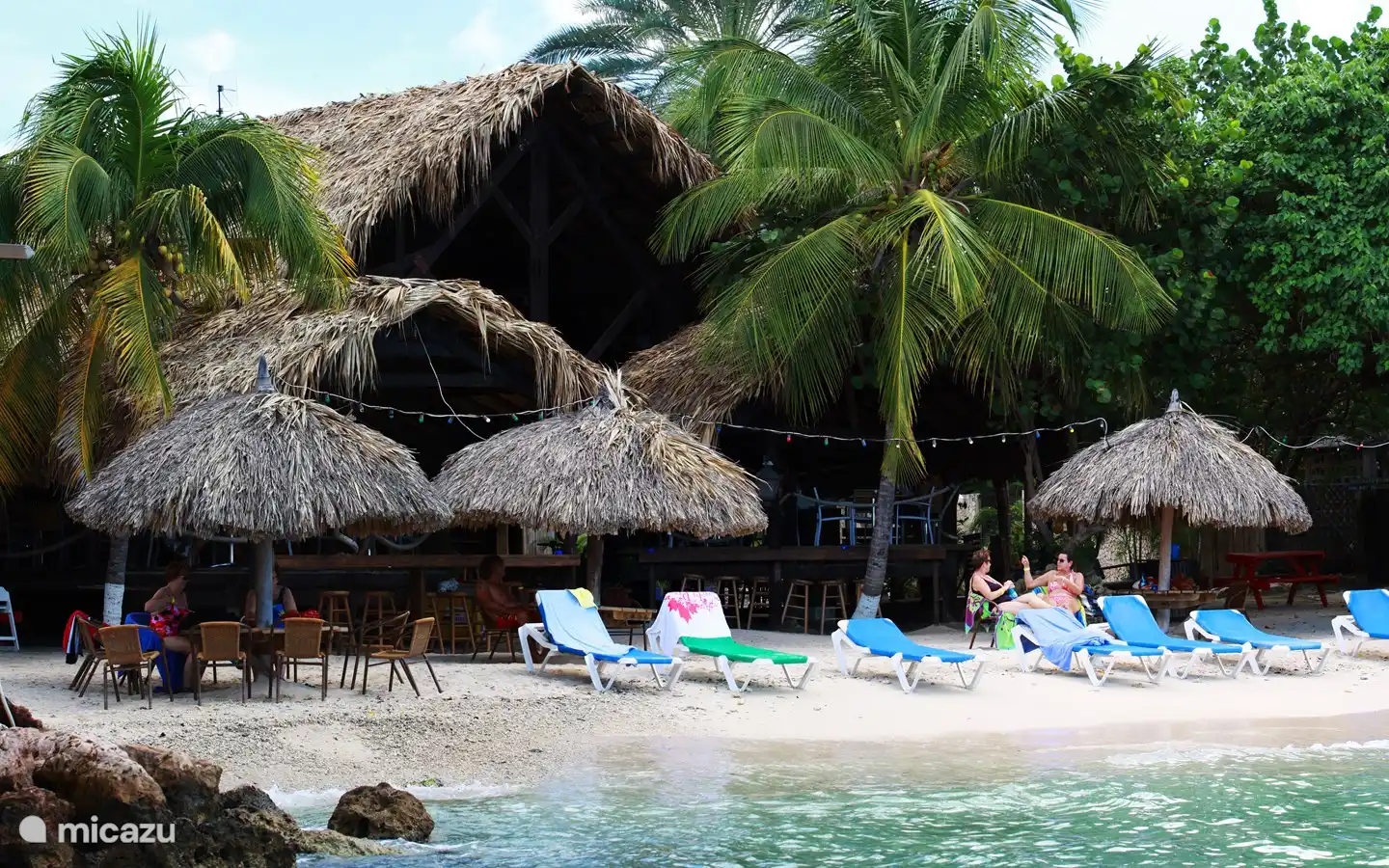 Pirate Bay Beach mit Bar und Restaurant und Tauchschule, 5 Gehminuten vom Resort entfernt