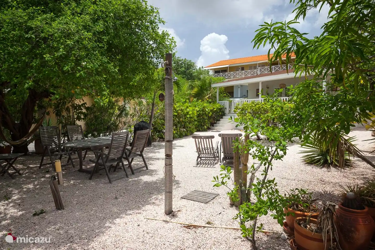 Grand jardin avec divers coins salons