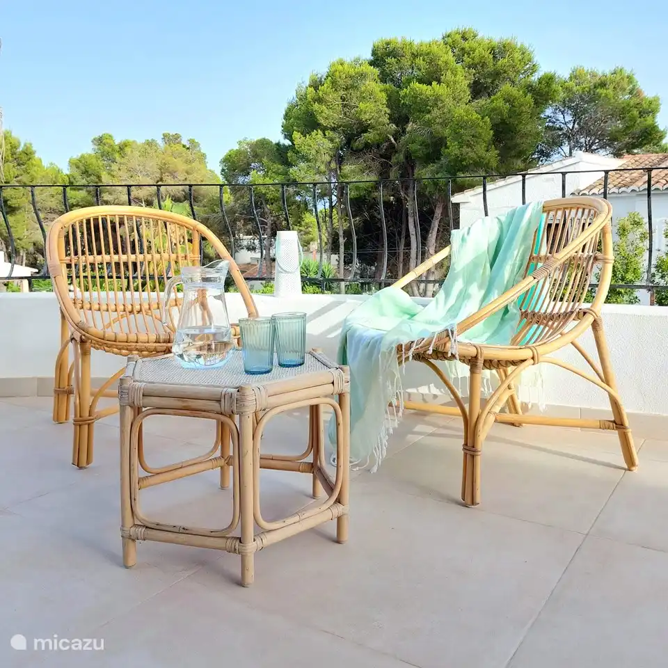 Schöne Ruheecke auf der großen Terrasse.