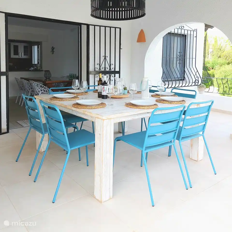 Große Terrasse am Eingang zum Wohnzimmer mit Tisch für 8 Personen.