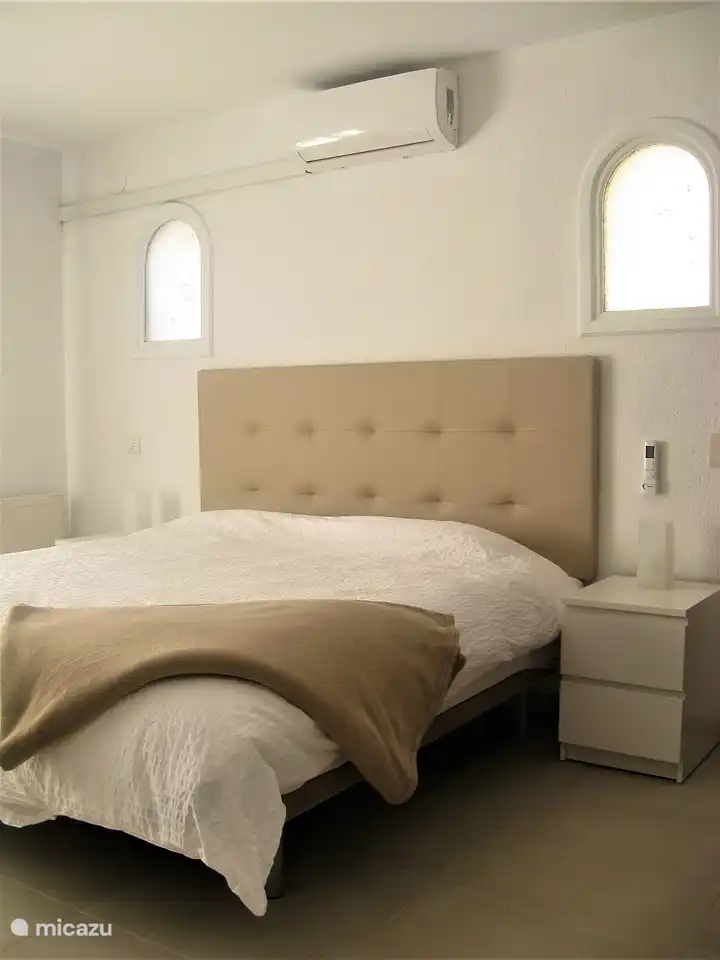 Großes Schlafzimmer mit Klimaanlage ...