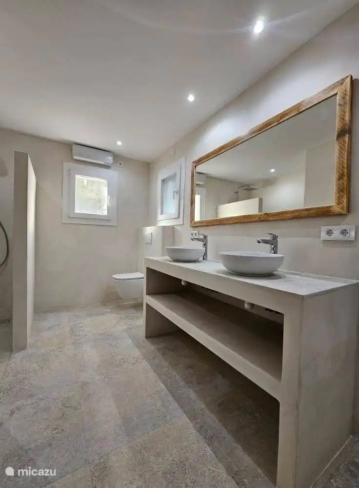 ... direkter Zugang zum Badezimmer mit Waschmaschine.