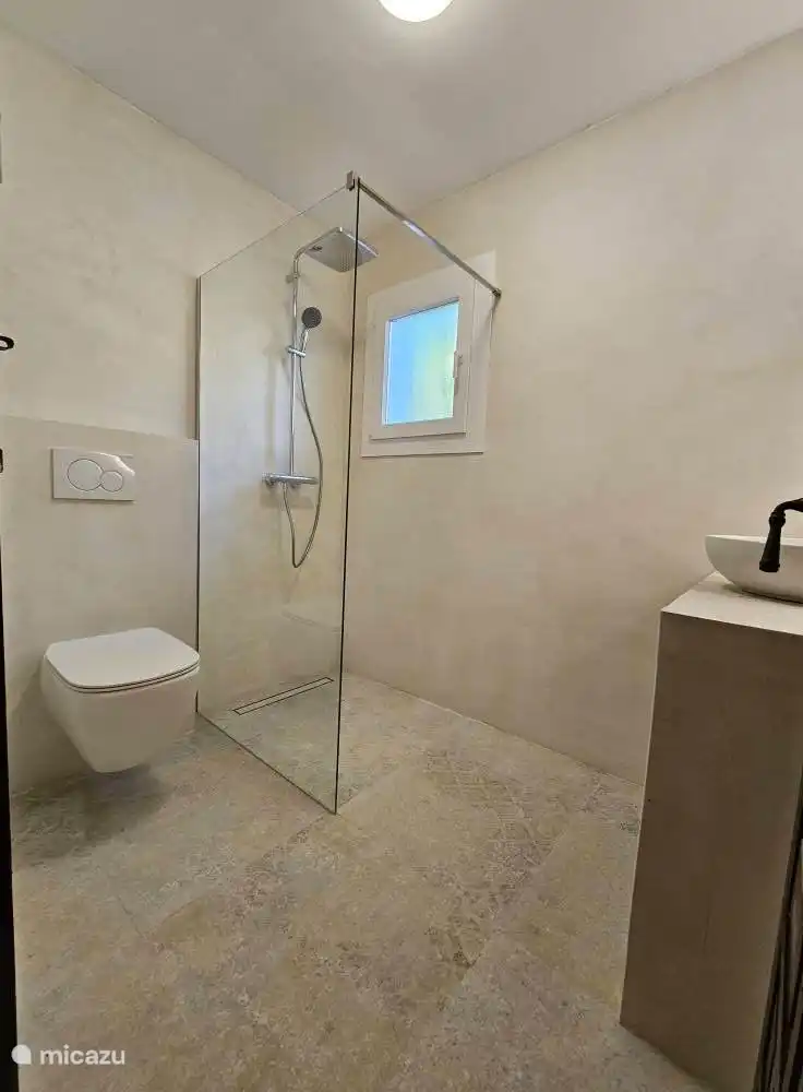 ... mit separatem Bad.