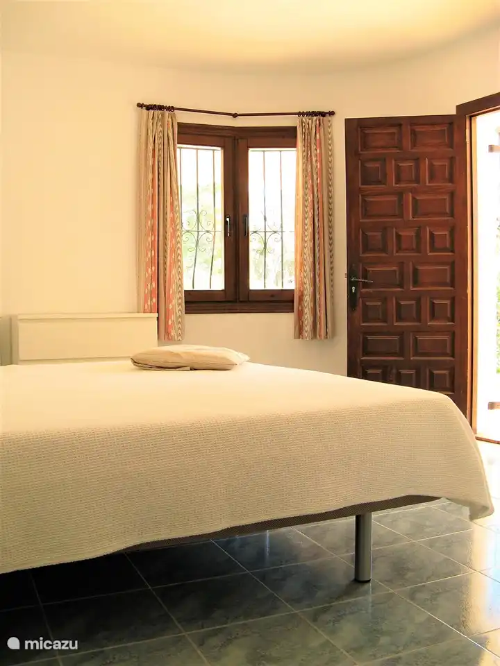 Gästezimmer mit Klimaanlage und direktem Zugang zum Badezimmer in der Nähe der Sommerbar.